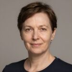Улыбающаяся Марина С., клиент компании ОлОбмен Инвестиции, использующая сервис для обмена цифровых валют